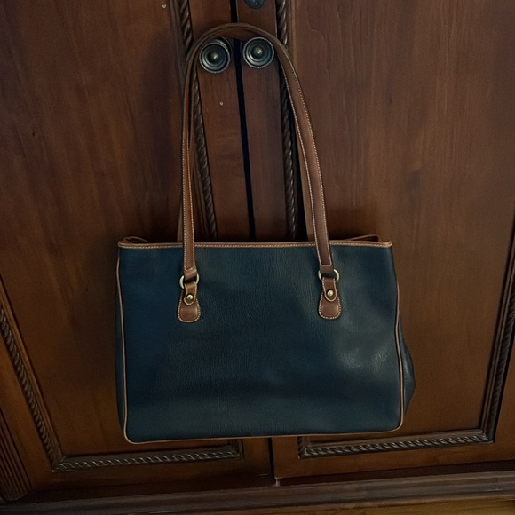 Vintage Coach! Black shoulder case. All the pockets. - Picture 2 of 7